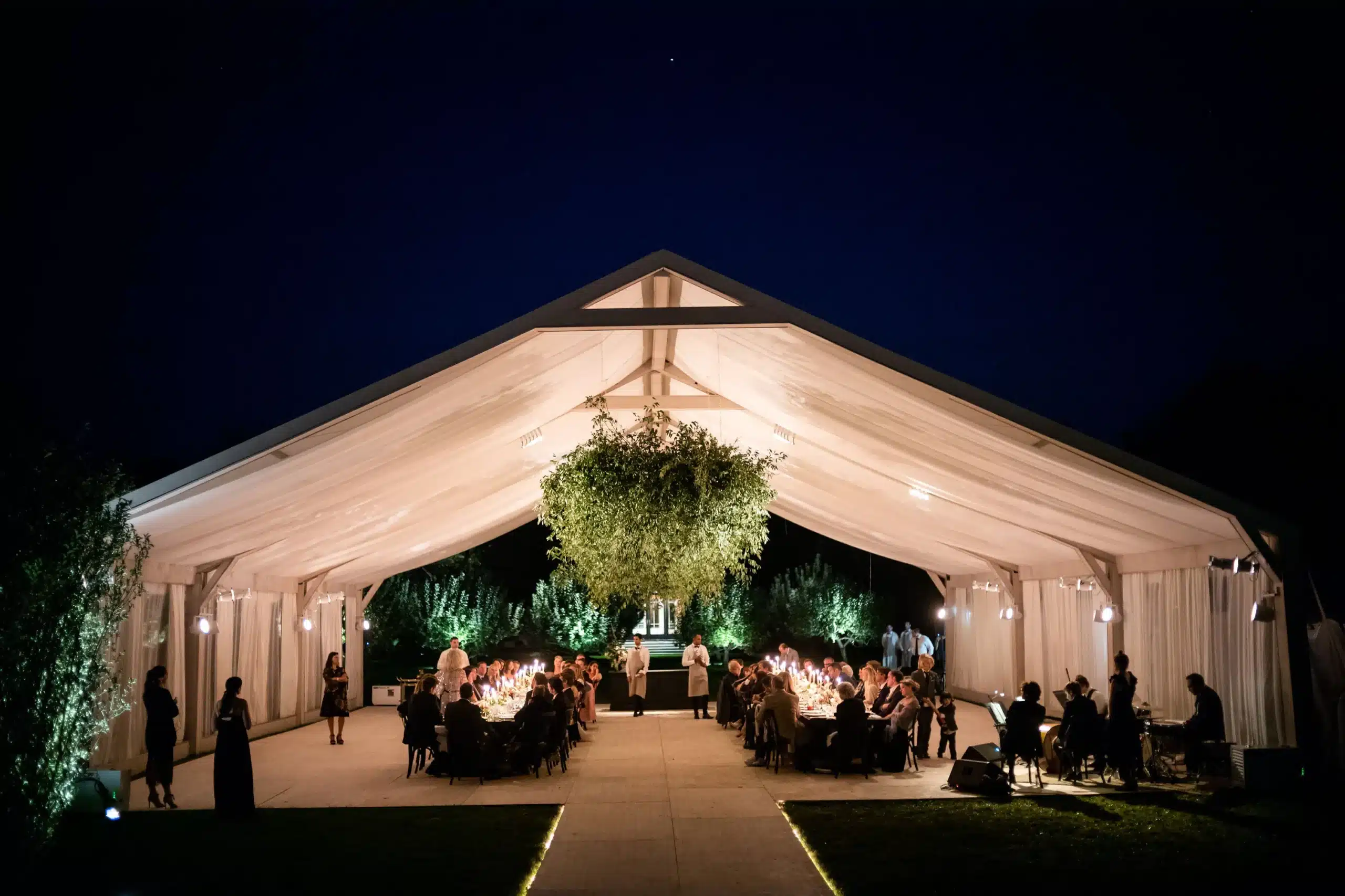 Open-sided frame tent with clear-span interior and sturdy beam structure, showcasing its main advantages of unobstructed space, versatile layouts, and enhanced weather resistance.